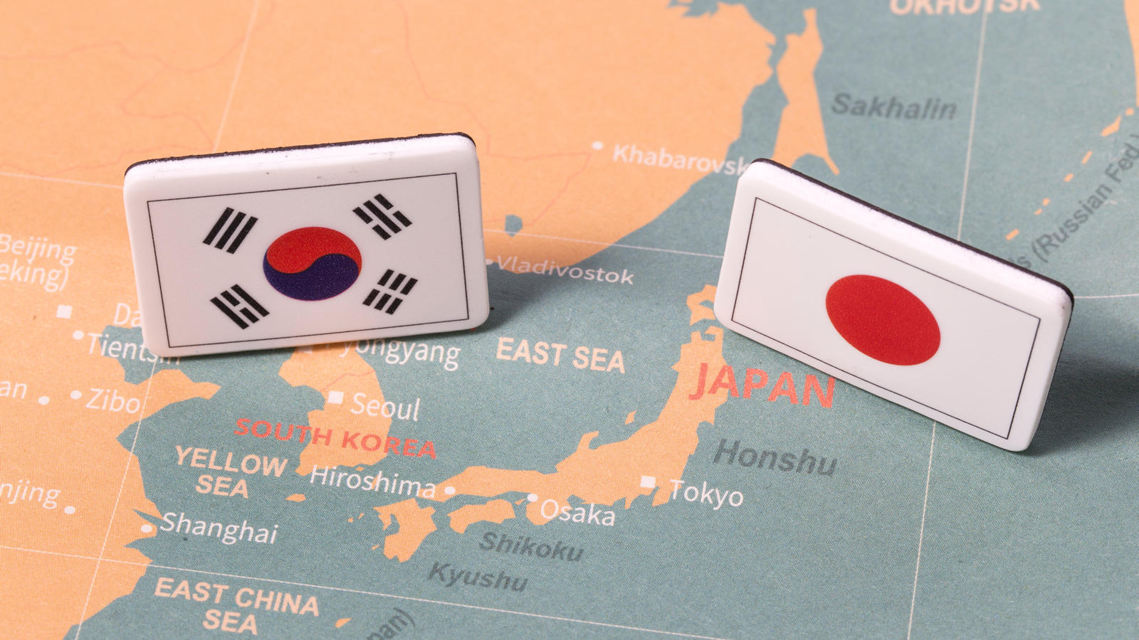 <span class="fs-s">座談会「第8回日韓世論調査結果をどう読み解くか」</span>